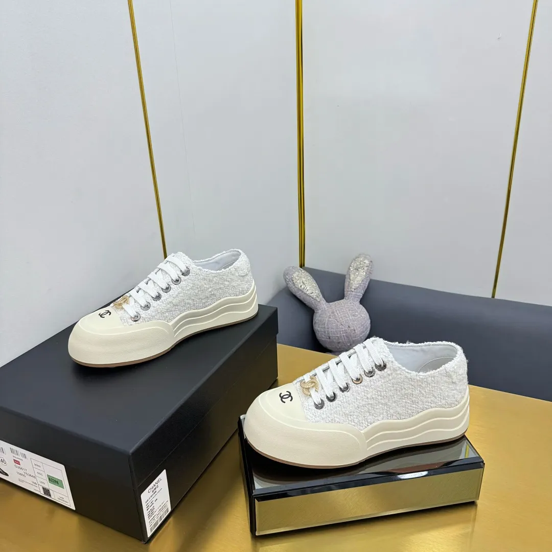 👟👟Ex-factory price 560👟👟 Top version, original quality! ! ! Chanel Chanel - 2025 biscuit shoes, the top casual sports shoes in the counter, this classic design; the upper is electro-embroidered with a variety of craftsmanship; the outsole is fashionable and sporty; the extraordinary inclusion of a variety of color elements... The diversified mix and match is very good-looking and versatile, casual, fashionable, sports, and outdoor can be taken into account... ꫛꫀꪝ Go➫ Material: ❶Upper: Original first-layer cowhide ❷Inner: Sheepskin ❸Outsole is based on: original TPU combination outsole, full set of boutique packaging for women 35–41 👉